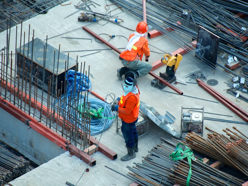 Installateur aan het werk met gereedschap op een klus