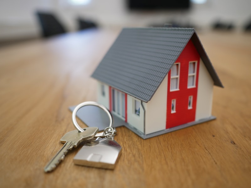 Makelaar overhandigt sleutels van een woning